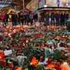 Hoa và nến trong đêm Giáng sinh tại quảng trường Breitscheiplatz tưởng niệm những nạn nhân thiệt mạng trong vụ tấn công khủng bố. (Ảnh: Phạm Văn Thắng/Vietnam+)
