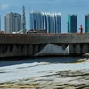 Một bức tường ngăn nước biển ở thủ đô Jakarta. (Nguồn: THX/TTXVN) 