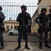 Cảnh sát gác tại lối vào nhà tù Vidal Pessoa ngày 8/1. (Nguồn: AFP/TTXVN) 