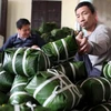 Làng Tranh Khúc, xã Duyên Hà, huyện Thanh Trì (Hà Nội) nổi tiếng với nghề làm bánh chưng phục vụ Tết. (Ảnh: Trần Việt/TTXVN)