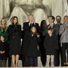 Các thành viên trong gia đình của tân Tổng thống đắc cử Donald Trump cùng xuất hiện trước tượng đài Lincoln. (Nguồn: nbc26.com)