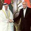 Quốc vụ khanh phụ trách đối ngoại của Ấn Độ M.J. Akbar (phải) và người đồng cấp UAE Anwar Mahammed Gargash. (Nguồn: gulfnews.com)