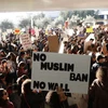 Người dân Mỹ biểu tình phản đối sắc lệnh cấm người tị nạn nhập cảnh của tân Tổng thống Mỹ tại sân bay quốc tế San Francisco ở bang California ngày 28/1. (Nguồn: AFP/TTXVN) 