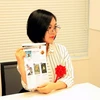 Tác giả Can Tiểu Hy bên áp phích của cuộc thi truyện tranh thế giới lần thứ 10. (Nguồn: Thành Hữu/Vietnam+)