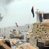 Xe quân sự của lực lượng trung thành với Chính phủ đoàn kết dân tộc Libya giành lại quyền kiểm soát quận Al-Giza Al-Bahriya ở Sirte. (Nguồn: AFP/TTXVN) 