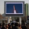 Người dân Triều Tiên theo dõi vụ phóng thử tên lửa đất đối đất tầm trung Pukguksong-2 qua phương tiện truyền thông công cộng ở Bình Nhưỡng. (Nguồn: AFP/TTXVN) 