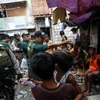 Lực lượng đặc nhiệm chống ma túy truy quét tội phạm ma túy tại thành phố Pasig, phía đông Manila ngày 13/2. (Nguồn: EPA/TTXVN) 