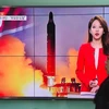 Người dân Hàn Quốc theo dõi trên truyền hình về vụ thử tên lửa của Triều Tiên tại nhà ga ở Seoul ngày 12/2. (Nguồn: AFP/TTXVN) 