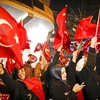 Người Thổ Nhĩ Kỳ tại Hà Lan biểu tình bên ngoài lãnh sự quán Thổ Nhĩ kỳ ở Rotterdam. (Nguồn: EPA/TTXVN)