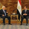 Tổng thống Ai Cập Abdel Fattah El-Sisi (phải) đã có cuộc hội đàm với người đồng cấp Palestine Mahmoud Abbas (trái) tại Cairo. (Nguồn: AFP/TTXVN) 