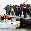 Thân nhân các nạn nhân trong vụ chìm phà Sewol theo dõi quá trình trục vớt ở ngoài khơi đảo Jindo, Hàn Quốc ngày 28/3. (Nguồn: EPA/TTXVN) 