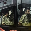 Các nghi can trong vụ đảo chính trên xe buýt đến tòa án ở Istanbul ngày 20/7/2016. (Nguồn: AFP/TTXVN)