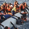 Người di cư được giải cứu ngoài khơi Libya, trên vùng biển Địa Trung Hải. (Nguồn: AFP/TTXVN) 