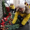 Ba Lan tưởng niệm cố Tổng thống tử nạn Lech Kaczynski bên ngoài Đại sứ quán Ba Lan ở Nga. (Nguồn: AFP/TTXVN)