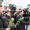Đoàn đại biểu cấp cao Quốc hội Việt Nam đang ở thăm chính thức Thụy Điển đã đến đặt hoa tưởng niệm các nạn nhân và gửi lời chia buồn đến nhân dân và chính quyền thành phố Stockholm. (Ảnh: Trọng Đức/TTXVN) 