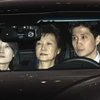 Cựu Tổng thống Hàn Quốc Park Geun-hye (giữa) được áp giải tới nơi tạm giam sau khi rời khỏi Văn phòng Công tố quận Seoul. (Nguồn: THX/TTXVN) 