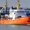  Tàu Aquarius đưa những người di cư đến cảng Catania, đảo Sicily sau khi giải cứu họ trên Địa Trung Hải ngày 21/3. (Nguồn: AFP/TTXVN) 
