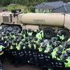 Xe chở hệ thống THAAD vào khu vực lắp đặt ở Seongju ngày 26/4. (Nguồn: AFP/TTXVN) 