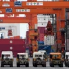 Vận chuyển hàng hóa tại cảng Tokyo. (Nguồn: AFP/TTXVN)