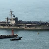 Tàu sân bay USS Carl Vinson tới cảng Busan Hàn Quốc ngày 15/3. (Nguồn: YONHAP/TTXVN)