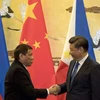 Chủ tịch Trung Quốc Tập Cận Bình (phải) và Tổng thống Philippines Rodrigo Duterte (trái) tại cuộc gặp ở Bắc Kinh, Trung Quốc. (Nguồn: AFP/TTXVN) 