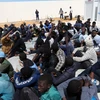 Người di cư được lực lượng bảo vệ bờ biển cứu ngoài khới Libya ngày 23/5. (Nguồn: THX/TTXVN) 