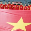 Cầu thủ đội tuyển U20 Việt Nam làm thủ tục chào cờ và hát quốc ca trước trận đấu. (Ảnh: Minh Tiến/TTXVN) 