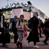 Người di cư đến Piraeus, Hy Lạp ngày 17/4. (Nguồn: AFP/TTXVN) 