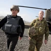 Thủ tướng Australia Malcolm Turnbull (trái) tới thăm các binh sĩ nước này ở doanh trại Qargha gần thủ đô Kabul (Afghanistan) ngày 24/4. (Nguồn: EPA/TTXVN) 