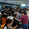 Hành khách bên ngoài nhà chờ ở sân bay Heathrow, London ngày 27/5. (Nguồn: AFP/TTXVN) 