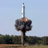  Tên lửa đạn đạo đất đối đất tầm trung Pukguksong-2 được phóng thử từ vùng Pukchang thuộc một tỉnh miền Tây Triều Tiên. (Nguồn: AFP/TTXVN) 