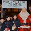Người dân đón Giáng sinh rộn ràng trên Đại lộ Champs Elysées