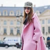 Áo khoác hồng "phủ sóng" từ sàn diễn thời trang tới mọi nẻo phố