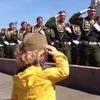 [Video] Cảm động em bé chào các đoàn duyệt binh ở Quảng trường Đỏ