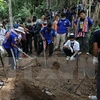 Cảnh sát Malaysia khai quật hố chôn người gần biên giới Thái Lan