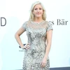 Tại sự kiện trong khuôn khổ Liên hoan phim Cannes, Ellie Goulding nổi bật với mẫu đầm xuyên thấu có đính những họa tiết trang trí ánh kim lấp lánh nổi bật.