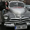 Chiếc Pobeda được sản xuất năm 1958 tại quảng trường St. Isaac, xung quanh là những chiếc xe điện. (Nguồn: sputniknews)