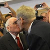 George Harris (trái), 82 tuổi, và Jack Evans (phải) 85 tuổi hôn nhau trong lễ thành hôn. (Nguồn: dailymail)