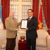 Đại sứ Nguyễn Đình Thao trao giải thưởng cho ông Horacio Raña. (Ảnh: Diệu Hương/Vietnam+)