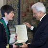 Tổng thống Italy Sergio Mattarella trao tặng huân chương cho Đại úy Cristoforetti. (Nguồn: loggionista)