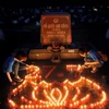 Các đoàn viên thanh niên thắp nến tri ân các Anh hùng Liệt sỹ tại Nghĩa trang Liệt sỹ TP. Hồ Chí Minh. (Ảnh: An Hiếu/TTXVN)