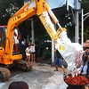 Những con tôm thơm ngon sau khi chế biến đã được chia đều cho du khách tham gia lễ hội. (Nguồn: CCTVnews) 