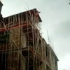 Một người đàn ông đang có hành động tự sát bằng cách "thử" nhảy từ trên nóc của một tòa nhà 4 tầng. (Nguồn: Ibimes)