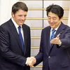 Thủ tướng Italy Renzi và người đồng cấp nước chủ nhà Shinzo Abe. (Nguồn: economictimes)