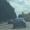 Một 'chú' minion khổng lồ cao khoảng 12m đã bị gió thổi "bật gốc" và đổ ra đường gây tắc nghẽn giao thông trên đường Old Swords, một thị trấn phía bắc của Dublin, Ailen. (Nguồn: elitedaily)