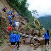 [Photo] Lào Cai: Thanh niên tình nguyện khắc phục hậu quả sạt lở đất