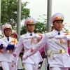 Nghi thức lễ Thượng cờ cờ ASEAN và các nước thành viên nhân kỷ niệm 20 năm Việt Nam gia nhập ASEAN và 48 năm thành lập ASEAN. (Ảnh: Thanh Vũ/TTXVN)