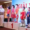 Phó Chủ tịch Liên đoàn cờ Việt Nam Đặng Tất Thắng trao huy chương cho các vận động viên đoạt huy chương nội dung cờ tiêu chuẩn lứa tuổi 7. (Ảnh: Trần Thị Thu Hiền/TTXVN)