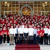 Phó Thủ tướng Vũ Đức Đam chụp ảnh chung với đoàn đại biểu Thủ khoa xuất sắc tốt nghiệp trường Đại học, Học viện trên địa bàn thành phố Hà Nội. (Ảnh: Phạm Kiên/TTXVN)