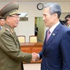 Cố vấn an ninh quốc gia Hàn Quốc Kim Kwan-jin (phải) và Chủ nhiệm Tổng cục chính trị quân đội Triều Tiên Hwang Pyong-so sau khi kết thúc đàm phán. (Nguồn: AFP/TTXVN)